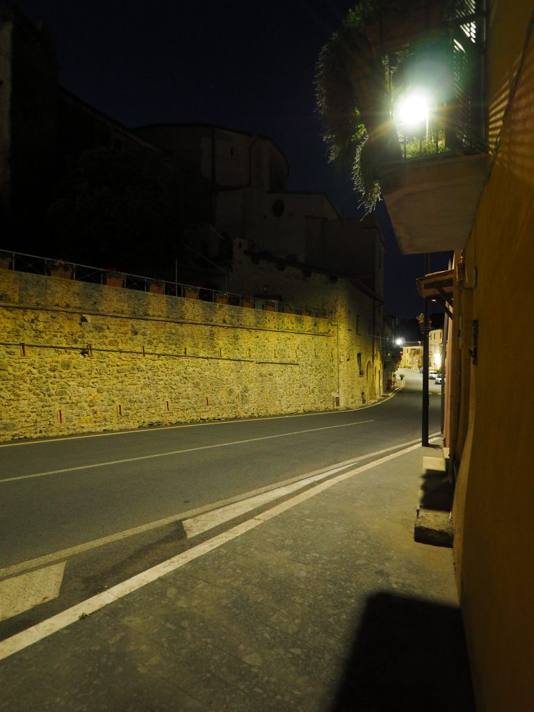 Castelnuovo di Farfa la notte di via Roma.