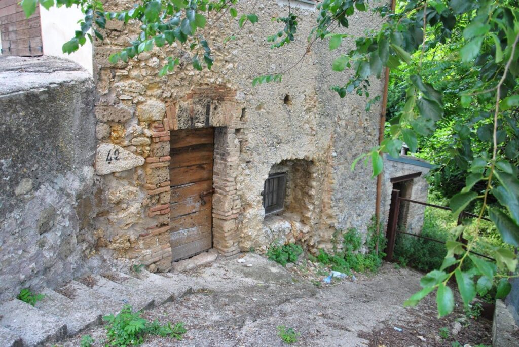 CASTELNUOVO DI FARFA –La bottega del Fabbro :“GIUVANNINU U FERRARU”-Foto di Franco Leggeri