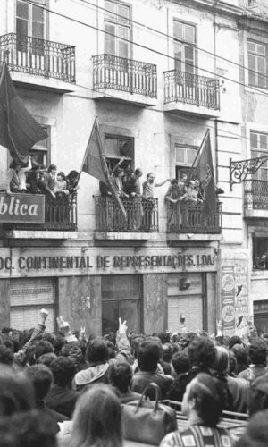 La-caduta-del-regime-viene-celebrata-dal-balcone-del-giornale-República.-Tra-gli-altri-Raúl-Rego-e-Vasco-da-Gama-Fernandes-Lisbona-26-aprile-1974-©-Mário-Varela-Gomes