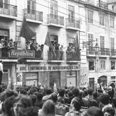 La-caduta-del-regime-viene-celebrata-dal-balcone-del-giornale-República.-Tra-gli-altri-Raúl-Rego-e-Vasco-da-Gama-Fernandes-Lisbona-26-aprile-1974-©-Mário-Varela-Gomes