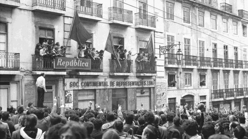 La-caduta-del-regime-viene-celebrata-dal-balcone-del-giornale-República.-Tra-gli-altri-Raúl-Rego-e-Vasco-da-Gama-Fernandes-Lisbona-26-aprile-1974-©-Mário-Varela-Gomes