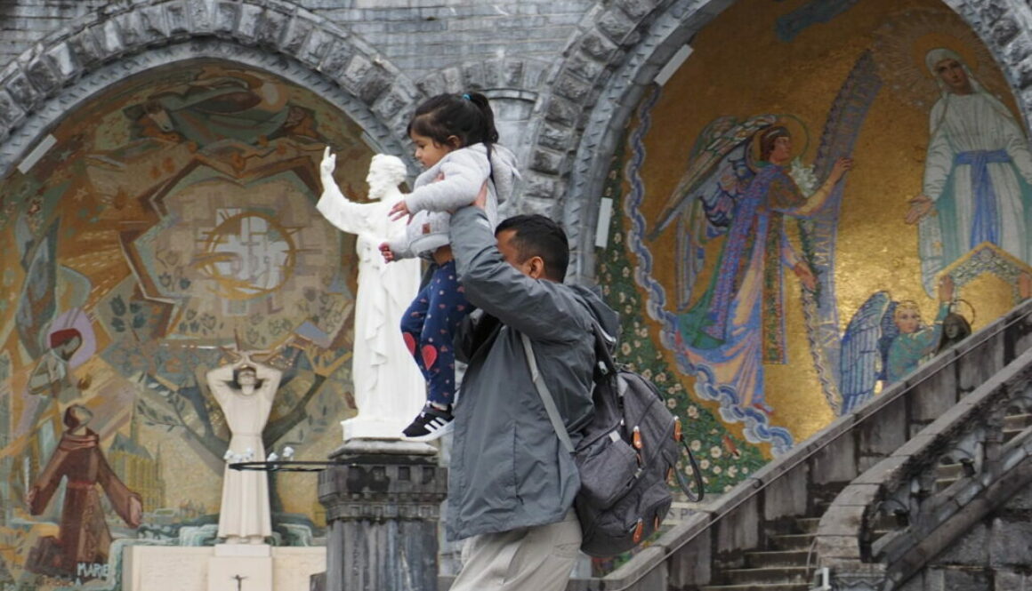 Flaminia Leggeri Fotoreportage Santuario di Lourdes - Gli attimi in cui i genitori concedono la ”Tana Libera Tutti”