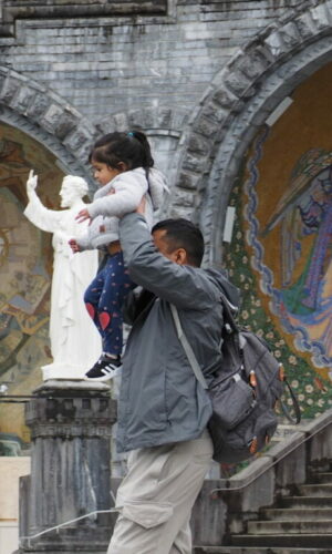 Flaminia Leggeri Fotoreportage Santuario di Lourdes - Gli attimi in cui i genitori concedono la ”Tana Libera Tutti”