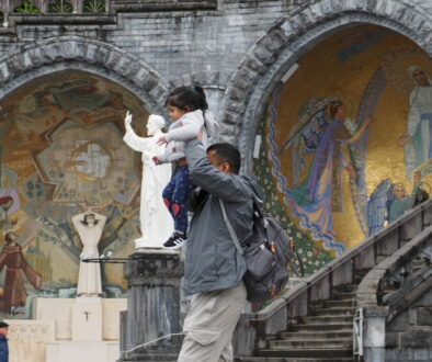 Flaminia Leggeri Fotoreportage Santuario di Lourdes - Gli attimi in cui i genitori concedono la ”Tana Libera Tutti”