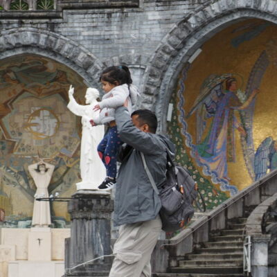 Flaminia Leggeri Fotoreportage Santuario di Lourdes - Gli attimi in cui i genitori concedono la ”Tana Libera Tutti”