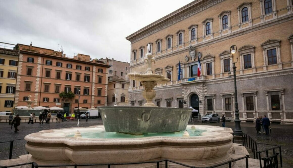 Roma- Piazza Farnese Le due fontane gemelle