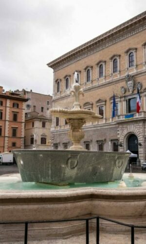 Roma- Piazza Farnese Le due fontane gemelle